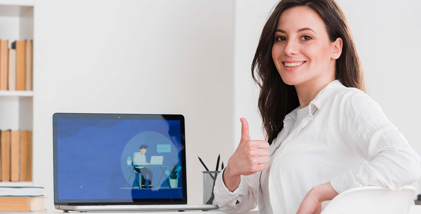 Frau mit Daumen hoch, die Anfrage bei sanawall hat geklappt