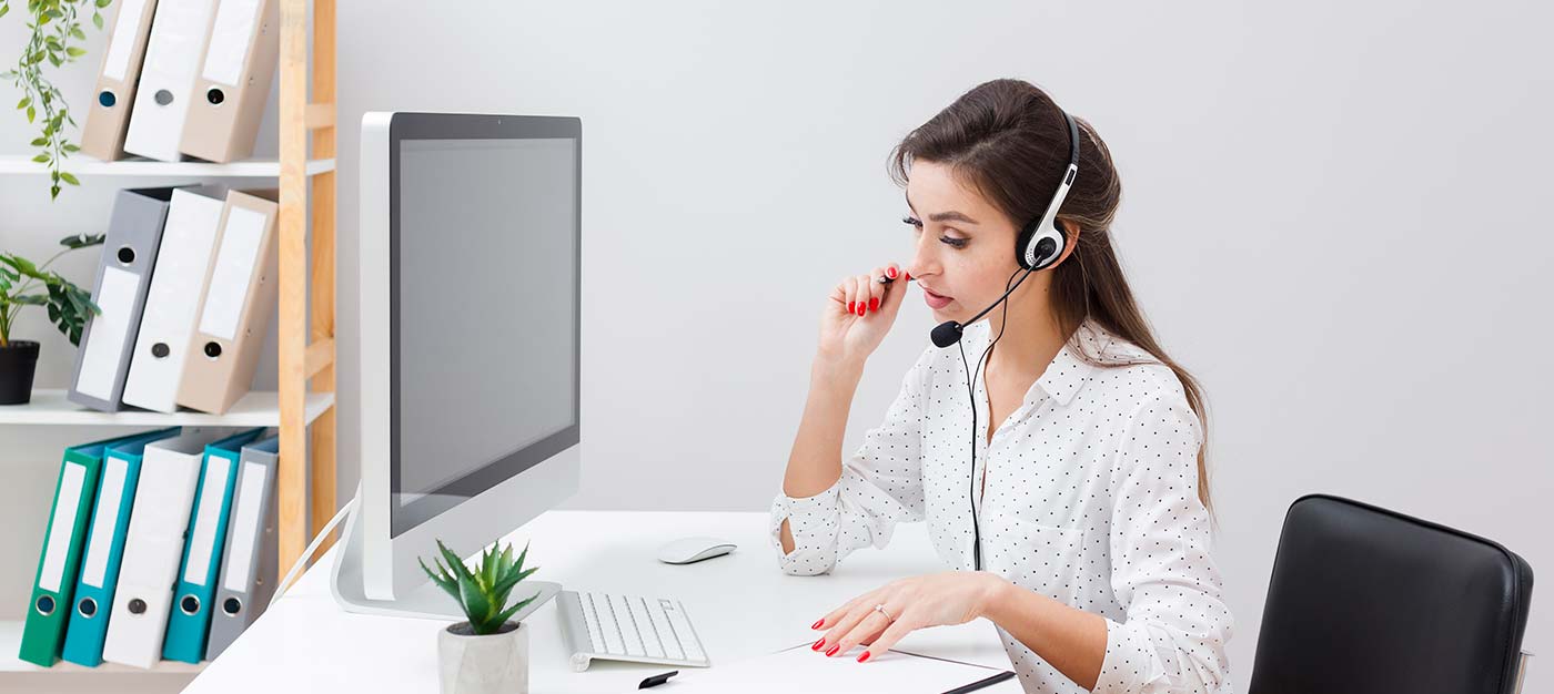 Frau mit Headset, Anfrage bei sanawall für Ursachenanalyse, Sanierung bei Schimmelpilz, Hausschwamm, Viren