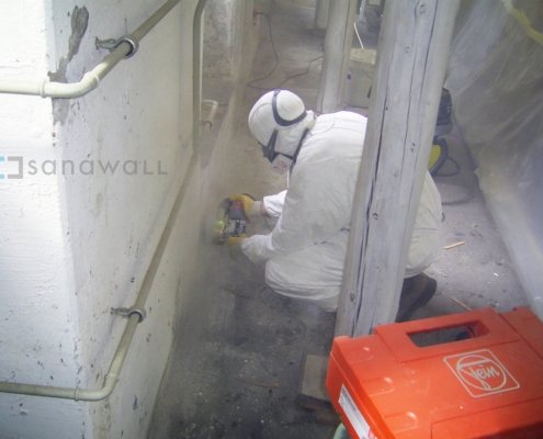 Schimmelpilzentfernung, Wand abschleifen